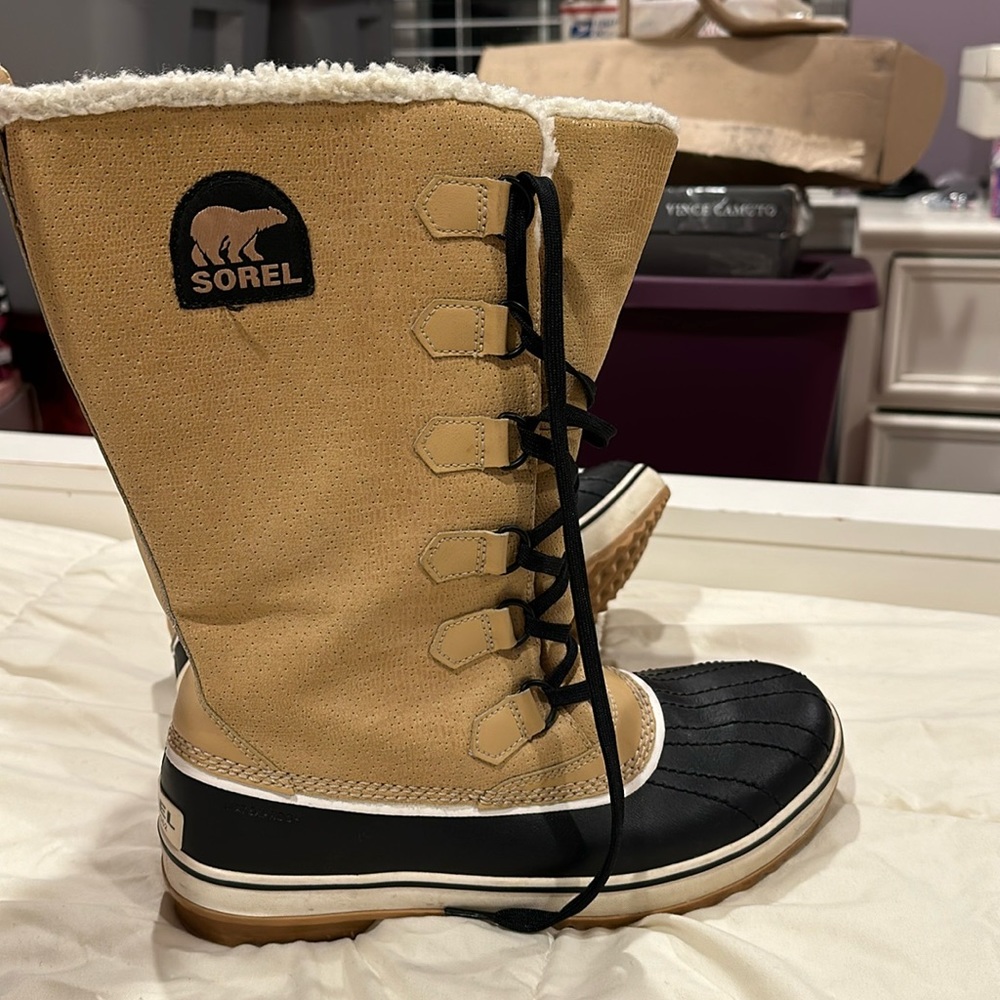 Women’s Sorel size 10 sheep lined winter boots. Worn once. Excellent condition.